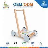Chariot à pousser en bois pour tout-petits avec blocs colorés et plateau d'activités éducatives