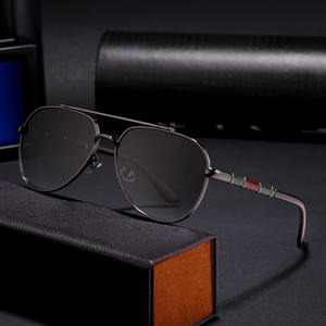 Lunettes de soleil aviateur personnalisées pour hommes, monture dorée, branches noires, protection UV400, verres PC, style Instagram, classe 2. - Product Image 3