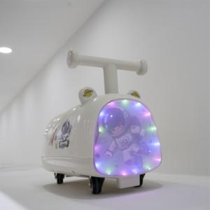 Porteur trotteur enfant en plastique, design dessin animé astronaute, quatre roues, avec éclairage coloré, siège silencieux inclus, jouet à pousser - Product Image 1