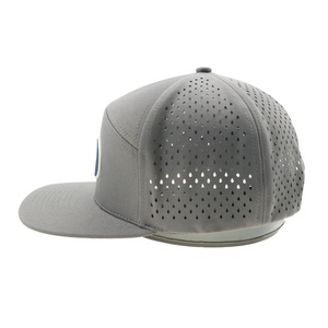 หมวกแก๊ปทรงทรัคเกอร์ 6 แผง คุณภาพสูง แบบกำหนดเอง พร้อมแผ่นยาง PVC ตัดด้วยเลเซอร์ รูระบายอากาศ โพลีเอสเตอร์ - Product Image 3