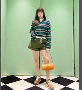 เสื้อยืดแขนสั้นปักตัวอักษรสีหมึกสดใส25ss แบรนด์ดี - Product Image 1