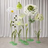 Ensemble de supports de fleurs de jardin blancs et verts mélangés, fleurs artificielles géantes en papier, décoration d'événements de mariage, présentation florale commerciale