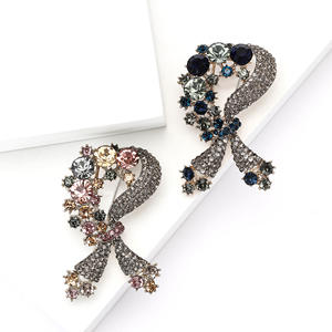 Broche en alliage noble avec diamants, fleur en cristal, corsage magnifique, forme carrée, plaqué or, parfait pour les mariages et les fêtes, cadeau idéal - Product Image 6