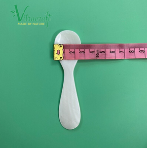 Les cuillères de style classique sont fabriquées à partir de coquilles de nacre naturelles. Elles aident à ne pas perdre le goût du plat. Taille 10cm - Product Image 5