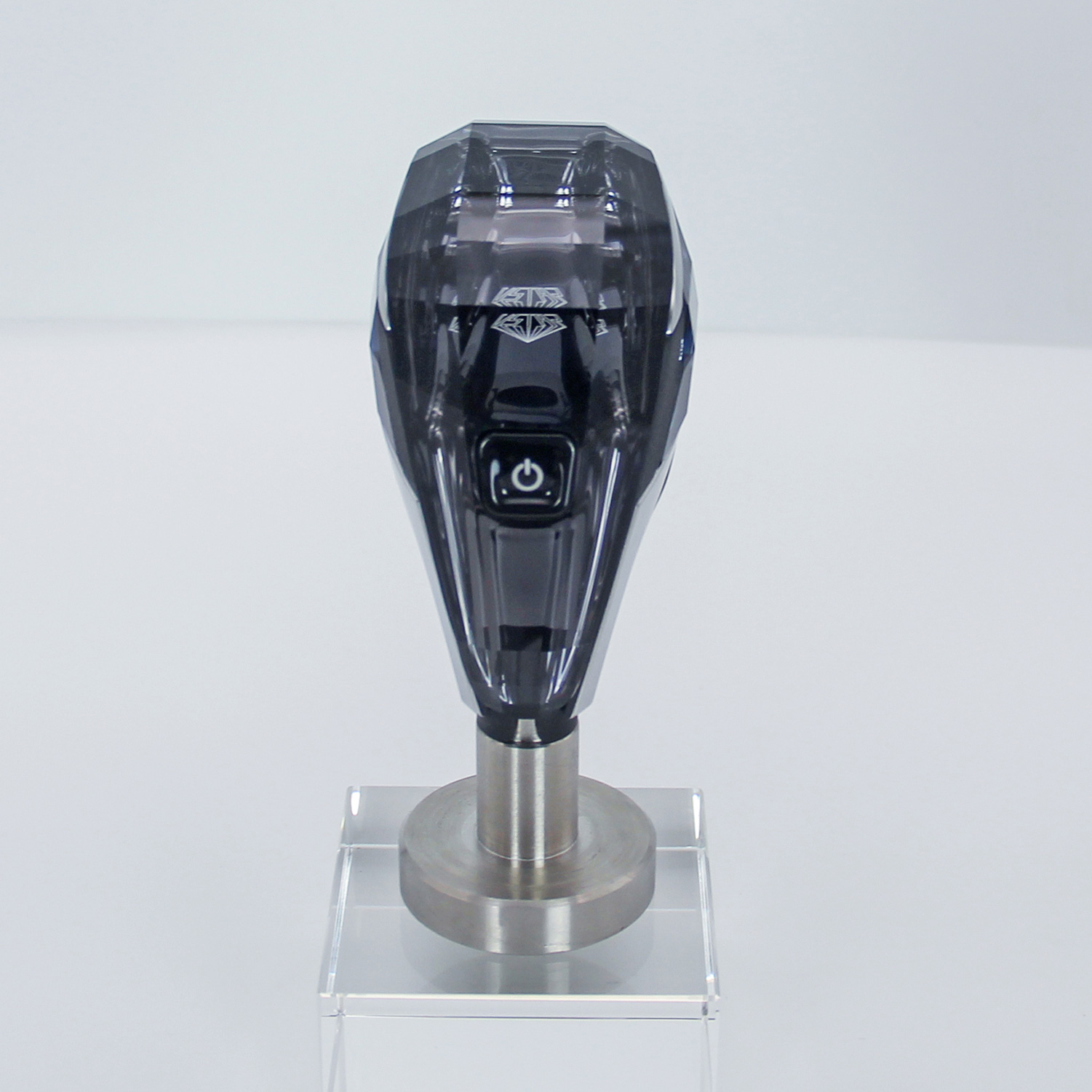 สีดำและคริสตัล