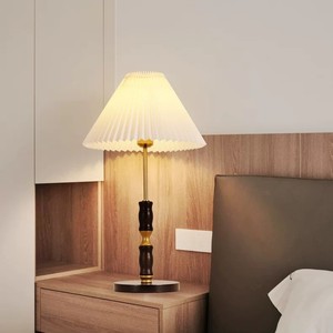 Lámpara de Mesa E27 LED Estilo Vintage Color Madera de Nogal, Luz Ambiental para Dormitorio y Mesita de Noche, Cuidado de la Vista, Control con Interruptor - Product Image 1