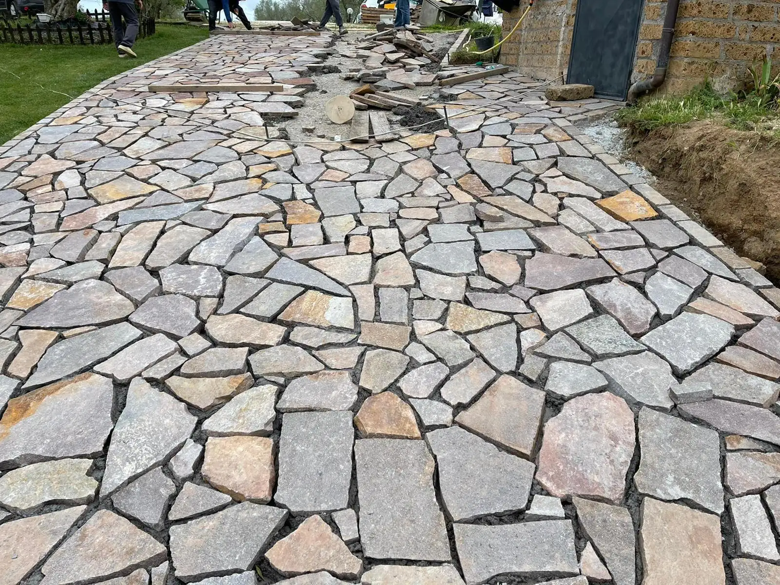 Laje irregular de porfiria para pavimentação de pátios e avenidas, pedras naturais grandes de marca Holler Porfidi Plasnor 7.1.1