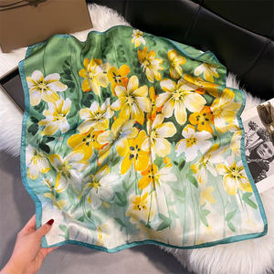 Écharpe carrée en satin de 90 cm à motif floral bleu et jaune vibrant pour femme, idéale comme turban, couvre-chef et pour décorer les sacs de plage. - Product Image 4