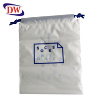 Pochette en plastique PE blanche personnalisée avec logo imprimé en gravure, cordon de serrage, pour emballage de chaussures, sac souple à fond plat