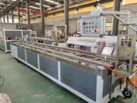 WPC reciclar madera PE PP PVC cubierta con perfil compuesto lijado/grabado/máquina de cepillado línea de extrusión de plástico
