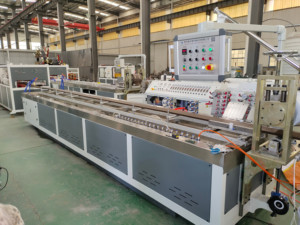 Wpc tái chế gỗ PE PP <span class=keywords><strong>PVC</strong></span> decking với Composite hồ sơ chà nhám/dập nổi/đánh răng máy nhựa đùn dòng - Product Image 5