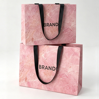 Sac cadeau en papier texturé marbré rose imprimé CMYK sur mesure pour perruques, cheveux, cosmétiques, emballages de beauté avec poignées en ruban
