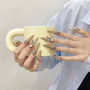 Nouveau produit lancé - Buchiattelli Golden High Luxurious Yellow Crystal Diamond White Small Flower Handcrafted Wearable Nails - Product Image 2