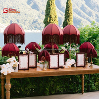 Lampe de table rétro européenne victorienne à franges bordeaux avec abat-jour en tissu et support en métal doré, pièce maîtresse lumineuse pour les fêtes