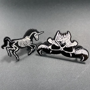 Spilla in metallo pressato con smalto morbido, motivo 'Bad Cop Head Corpse Bone Man' - Product Image 4