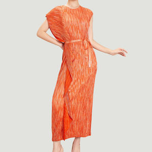 Miyake Maxi ชุดเดรสจับจีบเอวธรรมชาติของผู้หญิงชุดเดรสมีระบายสำหรับใส่ตอนเย็นหรูหราป้องกันรอยยับแขนสั้น - Product Image 6