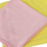 Glazenreiniging met effenkleurige glaspoetsdoek van 3M microvezel parelstaat