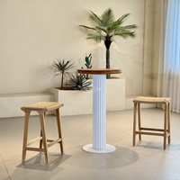 Tabourets de bar d'extérieur en bois avec sièges et repose-pieds tressés pour terrasse