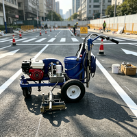 Équipement de marquage routier avec embout à dégagement rapide pour un nettoyage facile des buses