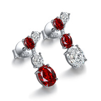 Exquisite und zierliche Kupfer-Rubin-Ohrstecker in einem taubenblutroten Farbton für Damen.