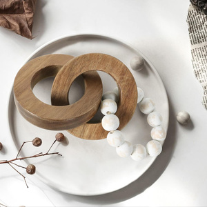 Table basse à étagères en bois style ferme avec décor maillon <span class=keywords><strong>de</strong></span> chaîne, décor <span class=keywords><strong>de</strong></span> nœuds sculptés faits à la main, accents <span class=keywords><strong>de</strong></span> décoration intérieure rustiques et minimalistes - Product Image 4