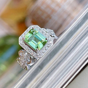 Anello Vintage di Lusso Rettangolare per Donne, Gioiello Audace da Indossare all'Indice - Product Image 4