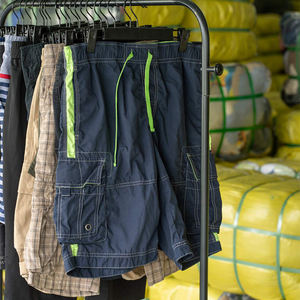 Groothandel gebruikte zomerkleding voor heren, bulkpakket, gemengde T-shirts, shirts, shorts, spijkerbroeken voor wederverkoop - Product Image 3