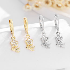 2025 nuevo colgante de flor de alta calidad 14K cobre chapado en oro con incrustaciones de circón uso diario pendientes de latón joyería de mujer - Product Image 3