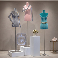 Mannequin de luxe en velours pour femme avec bras articulés en métal chromé, buste demi-corps pour vitrine de boutique de mariée