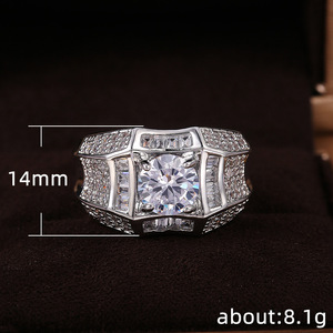 Anello F550 in Oro Rosa con Diamanti, Anello di Fidanzamento da Donna con Pietra Principale Sintetica Taglio Brillante Rotondo e Pietre Laterali - Product Image 5
