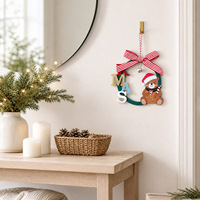Ornement de couronne de Noël en bois à rayures avec nœud, petit ours, décoration suspendue moderne et minimaliste pour arbre de Noël, semi-fait main