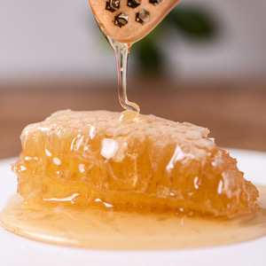 Miel naturel de qualité supérieure certifié ISO HACCP, en gros, pour apiculteurs, avec bouteilles en plastique et cire d'abeille, 500g, 75% Brix - Product Image 3
