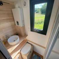 Caravane modulaire préfabriquée compacte à 1 chambre, haute isolation, sur roues