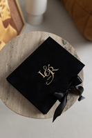 Boîtes cadeaux de luxe élégantes en velours rose pâle avec pompon fait main, pour invitations de mariage personnalisées en plexiglas doré.