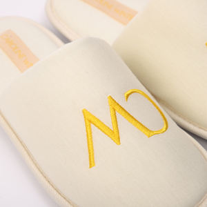 Yüksek Kaliteli Otel Süiti Premium Tek Kullanımlık veya Tek Kullanımlık Olmayan Terlikler Kaymaz Tabanlı Konuk Odası İçin Rahat Terlikler - Product Image 5