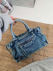 Bolso de mezclilla de alta gama para mujer, estilo motociclista, con cadenas, a la moda, lavado, suave, con forma de almohada, cierre de cremallera, impermeable IP56, para todas las estaciones, uso diario - Product Image 6