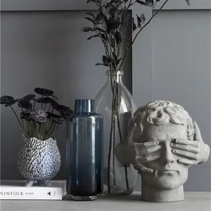 Sculpture d'<span class=keywords><strong>homme</strong></span> aux yeux bandés en résine polyvalente Unique Art Déco Intérieur/Extérieur Décoration intérieure pour le salon Anniversaire Nick-Knacks - Product Image 1