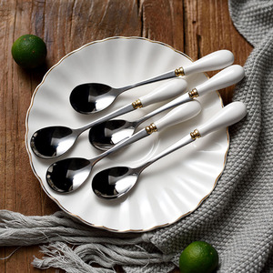 Ensemble de tasses à café et soucoupes en céramique à bord doré, blanc, pour le thé de l'après-midi, vente en gros - Product Image 4