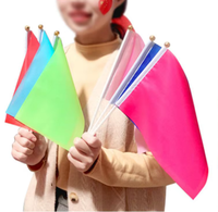 Drapeaux publicitaires promotionnels en gros, drapeaux à main mondiaux, mini-drapeaux à manivelle personnalisés avec mâts en plastique (Polyester)