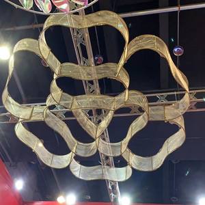 Grandi colonne in ferro, decorazioni aeree a forma di fiore di garza oggetti di scena di nozze lampade a <span class=keywords><strong>soffitto</strong></span> per la sala e decorazioni per eventi - Product Image 2