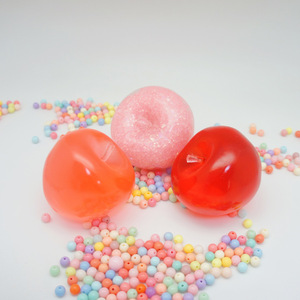 Jouet à presser en plastique durable en forme de pomme, pour soulager le stress et les cadeaux d'anniversaire, personnalisable pour les enfants - Product Image 3