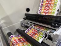 Rouleau à rouleau d'étiquettes numériques Machine de découpe supportant la machine d'impression numérique pour la machine d'imprimante d'autocollants couleur