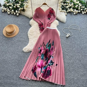 Ensemble de robe plissée respirante pour femme, deux pièces, col en V, motif floral, taille haute, style vintage élégant et formel, de haute qualité - Product Image 1
