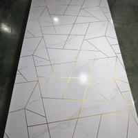 Vente en gros de feuilles de PVC marbrées 3D ignifuges, imperméables et traitées anti-UV pour la décoration intérieure des murs de salle de bain et de cuisine
