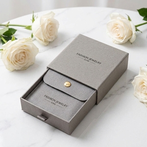 Caja de Joyería Ecológica de Cartón Rígido con Bolsa de Gamuza, Estilo Cajón, Logotipo Grabado, Empaque para Aretes, Collares y Anillos - Product Image 1
