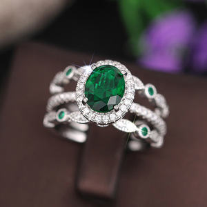 Anello di fidanzamento T0794 con smeraldo, montatura pavé in oro rosa, gioielli raffinati da donna, design floreale, diamanti taglio brillante rotondo - Product Image 3