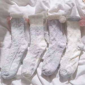Lindos calcetines de dormir de forro polar coral con bloques de color macaron para mujer, extra gruesos, cálidos y afelpados, para estar en casa. - Product Image 4