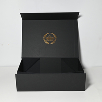 Emballage Premium : Boîte en papier A4 avec logo brillant sur papier couché mat profond, fermeture magnétique, boîte rigide pliée noire de luxe, emballage pour vestes
