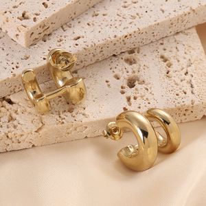 Boucles d'oreilles Huggie en forme de C à double couche, plaquées or 18 carats, en acier inoxydable, géométriques, tendance pour tous les jours - Product Image 2