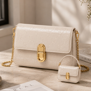 Borsa a Tracolla con Motivi per Donne, Grande Chiusura Ovale Dorata, Borsa in Pelle Lucida Goffrata con Mini Charm, Cinque Colori - Product Image 5